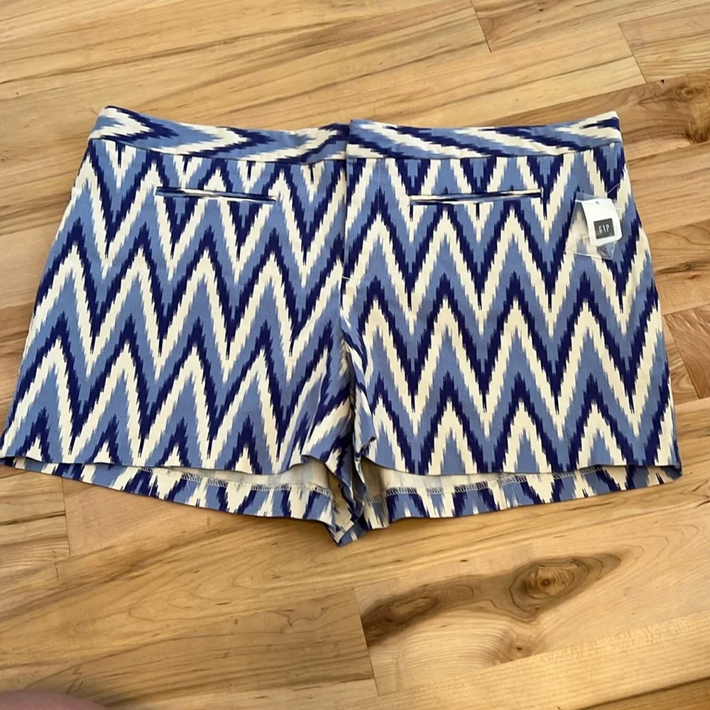 GAP Blue and White Aztec Print 4” Shorts - NWT